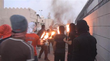 Pi demonstracích, kterými si Bahrajnci pipomínali první výroí protivládních nepokoj, bylo zranno pes 120 lidí.