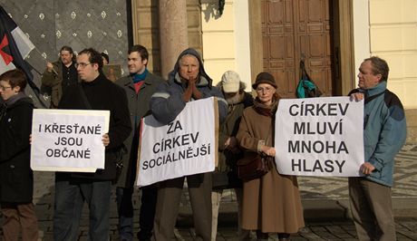 Ped Arcibiskupskm palcem konala demonstrace proti politickmu psoben arcibiskupa Dominika Duky.