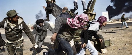 Libyjt rebelov bojuj v Rs Lanfu. Snmek ruskho fotografa zvtzil v kategorii Aktualita.