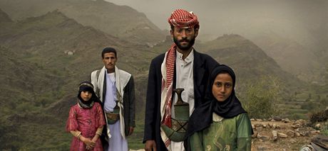 Mladé nevsty. Jemenka Tahani (v rovém) s manelem. Provdali ji,kdy jí bylo est let, její mu je o 19 let starí. První místo v kategorii Aktuální problém (série)  