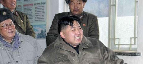 V dobré nálad. Kim ong-un ve spolenosti svých dstojník.