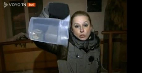 Reportérka zjistila, e voda pi -15 stupních zmrzne. 