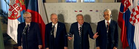 Prezident Chorvatska Ivo Josipovi, slovenský prezident Ivan Gaparovi, eský prezident  Václav Klaus a srbský prezident Boris Tadi na jednání na zámku v Lánech  