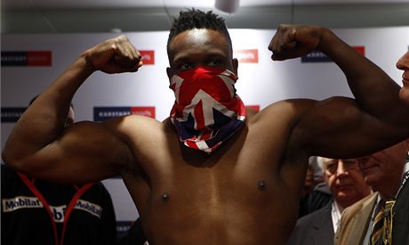 Dereck Chisora pi oficiálním váení