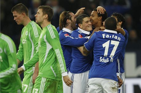 Hrái Schalke oslavují branku