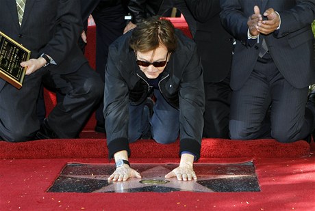 Paul McCartney se dokal. Získal svou hvzdu na na hollywoodském chodníku slávy. 