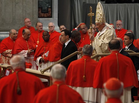 Pape ve Vatikánu slouil mi s 22 novými kardinály 