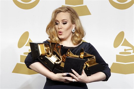 Zpvaka Adele s plnou náruí cen. Získala jich celkem est.