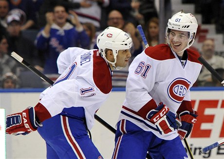 Hokejista Montrealu Canadians Scott Homez (vlevo) se po více ne roce dokal gólu v NHL