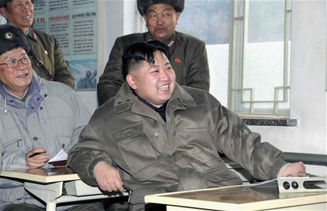 V dobré nálad. Kim ong-un ve spolenosti svých dstojník.