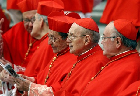 Kardinálové v bazilice svatého Petra.