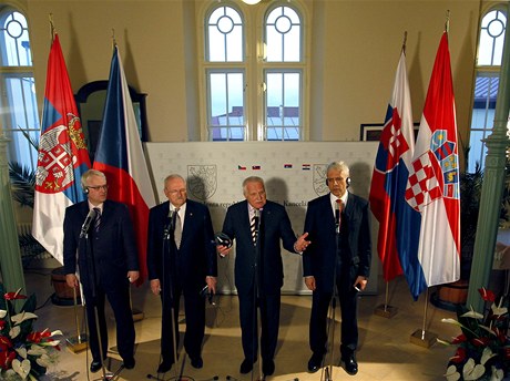 Prezident Chorvatska Ivo Josipovi, slovenský prezident Ivan Gaparovi, eský prezident  Václav Klaus a srbský prezident Boris Tadi na jednání na zámku v Lánech  