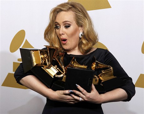 Adele pózuje se esti gramofonky po pedávání cen Grammy
