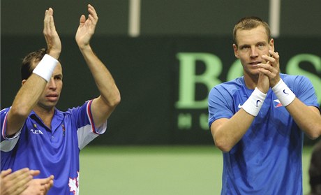 Tomá Berdych (vpravo) a Radek tpánek dkují fanoukm