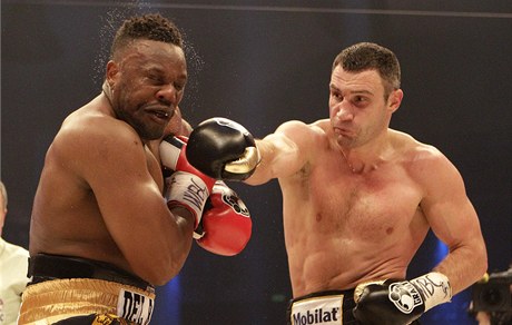 Dereck Chisora (vlevo) inkasuje úder. Vitalij Kliko zápas ovládl na body