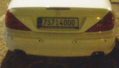 Mercedes s kmotrovskou registran znakou a oznaenm pro invalidy.