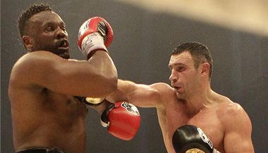 Dereck Chisora (vlevo) a Vitalij Kliko