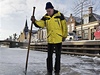 Auke Hylkema kontroluje kvalitu ledu v holandském mst Balk.
