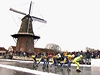 Bruslaský maratonský závod na kanálech kolem jedenácti mst s názvem Elfstedentocht se konal naposledy ped patnácti lety (archivní foto ze 4. ledna 1997). 