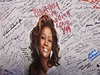 Vzpomínková tabule pro Whitney Houston stojí ped kostelem v Newarku.
