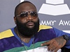 Mum móda tolik prostoru k pelapm nenabízí, ale pesto se to i letos nkolika z nich podailo. Rapper Rick Ross vypadal podle módních kritik v pruhovaném svetru ve stylu Billa Crosbyho trochu hloup.  