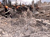 Záchrái v troskách budovy syrské rozvdky, která se zítila po explozi. 