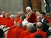 Papee obklopilo vech jedenadvacet kardinál.