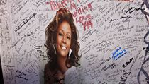Vzpomnkov tabule pro Whitney Houston stoj ped kostelem v Newarku.