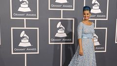 Katy Perry sladila n�né modré �aty se svým �moulinkou inspirovaným ú�esem.