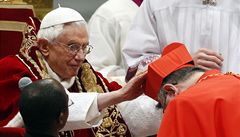 Duka se převlékl do červeného, papež ho jmenoval kardinálem