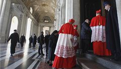 Kardinálové se shromaují v Bazilice.