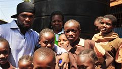 Raper 50 Cent s áky ve kole v chudinské tvrti Nairobi