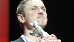 Dánský herec Mikkel Boe Foelsgaard získal na Berlinale St�íbrného medv�da za nejlep�í herecký výkon ve filmu Královská aféra.