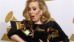 Adele pózuje se esti gramofonky po pedávání cen Grammy