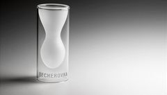 Becherovka představila skleničku od designérky Černé