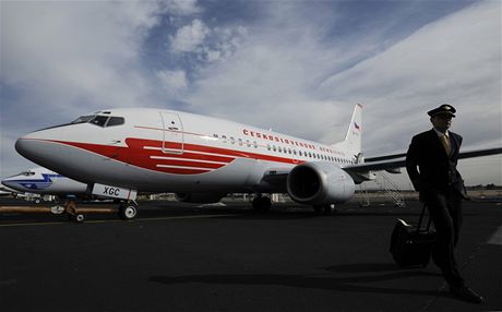 Pilot odchází od letadla Boeing 737-500 eských aerolinií v retro barvách, tentokrát ze 60. let