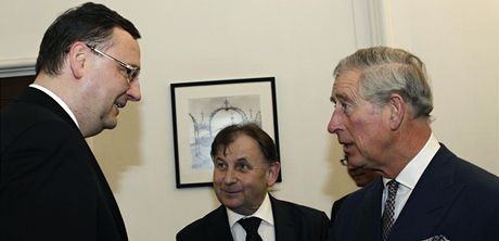 Petr Neas hovoí v Londýn s britským korunním princem Charlesem ped zaátkem vzpomínkového veera na poest loni zemelého prezidenta Václava Havla. 