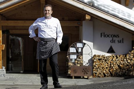 Francouzský éfkucha Emmanuel Renaut ped restaurací Flocons de sel, která získala ti hvzdiky Michelin. 
