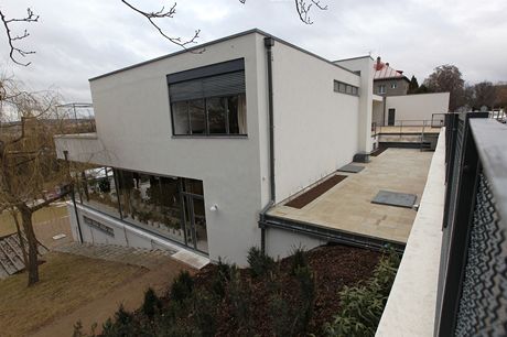 Vilu vyprojektoval v roce 1928 významný nmecký architekt Ludwig Mies van der Rohe, který je povaován za otce moderní architektury 20. století.