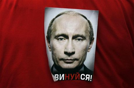 "Neodporuj!" Protiputinovské nálepky proti prezidentské kandidatue ruského premiéra.   
