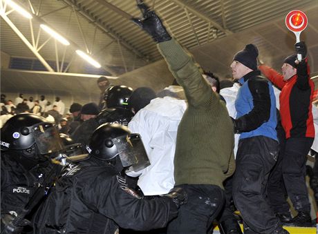 Zákrok. V nedli museli na fotbale v Mladé Boleslavi zasahovat proti fanoukm policisté