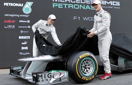 Mercedes (Rosberg a Schumacher).