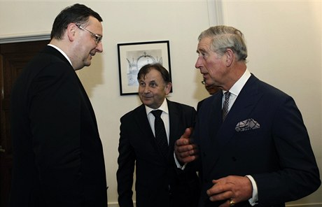 Petr Neas hovoí v Londýn s britským korunním princem Charlesem ped zaátkem vzpomínkového veera na poest loni zemelého prezidenta Václava Havla. 
