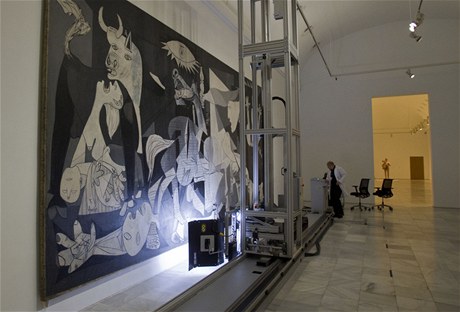 Odborníci detailn snímají Picassovu Guerniku v madridském muzeu.  