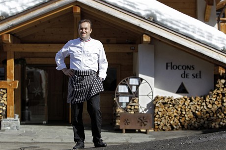 Francouzský éfkucha Emmanuel Renaut ped restaurací Flocons de sel, která získala ti hvzdiky Michelin. 