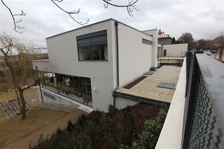 Vilu vyprojektoval v roce 1928 významný nmecký architekt Ludwig Mies van der Rohe, který je povaován za otce moderní architektury 20. století.