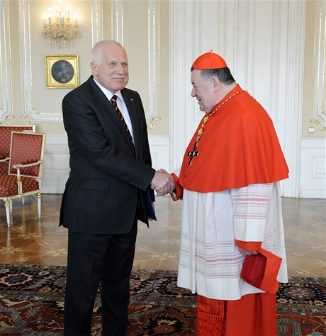 Kardinál Dominik Duka zamíil po svém píletu z Vatikánu na Praský hrad, kde se setkal s prezidentem Václavem Klausem.