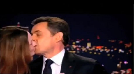 Nicolas Sarkozy líbá svou manelku Carlu Bruniovou