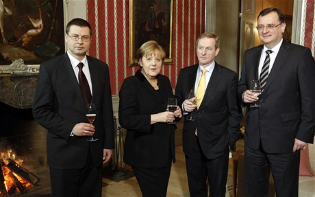 Neformální setkání Merkelové a Nease s premiéry Irska a Lotyska na zámku Meseberg nedaleko Berlína 