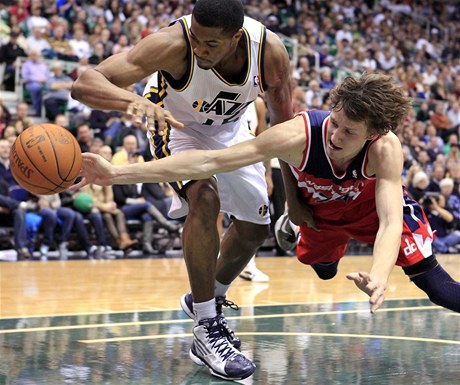 Obranný zákrok eského basketbalisty Jana Veselého z týmu NBA Washingtonu Wizards